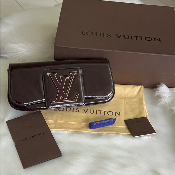 Louis Vuitton Handbags - Stunning Clutch